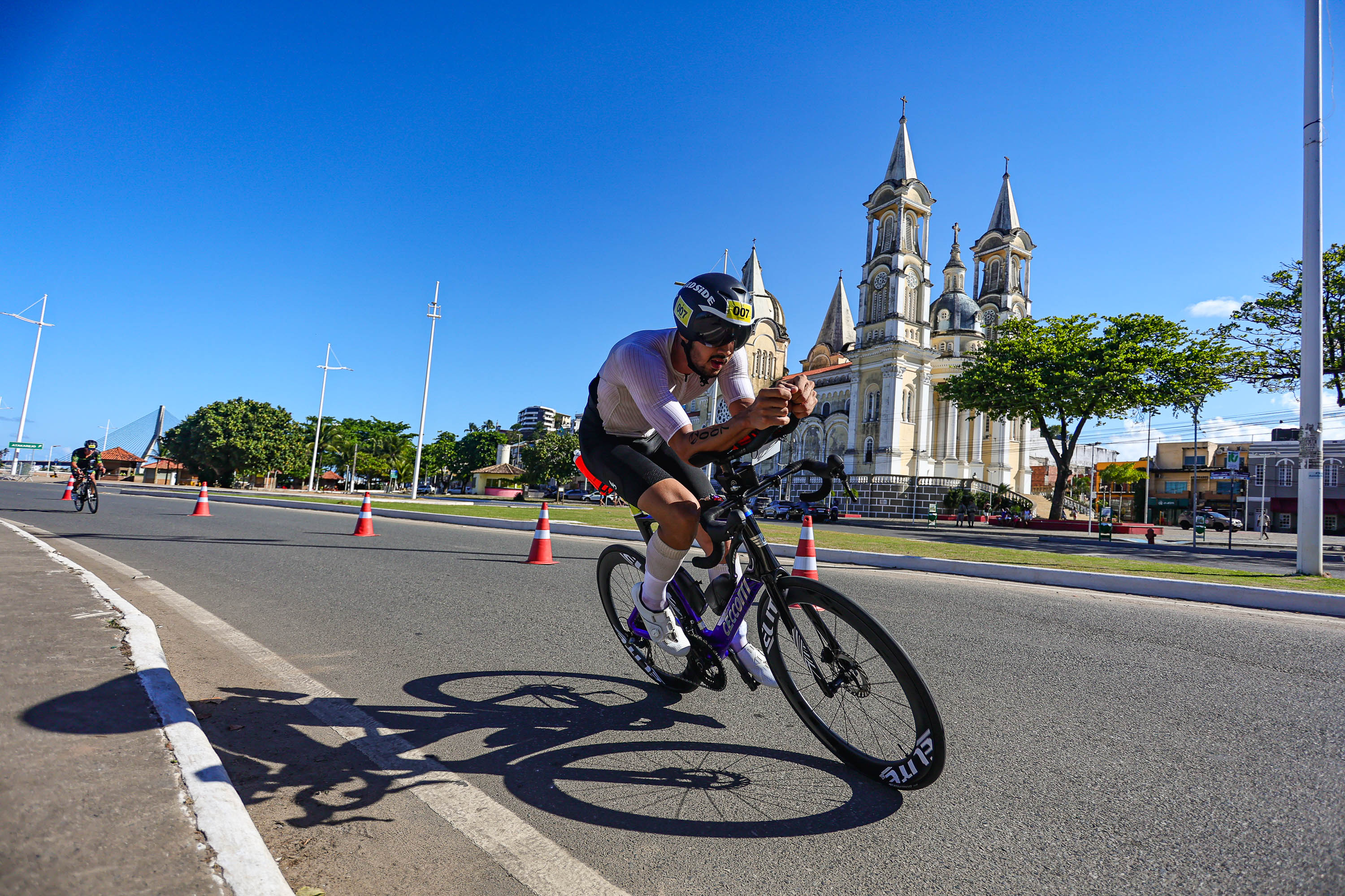 Concentração no ciclismo, Catedral ao fundo